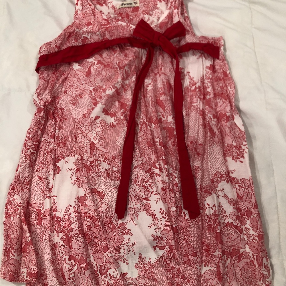 Women’s sleeveless red flower print shirt